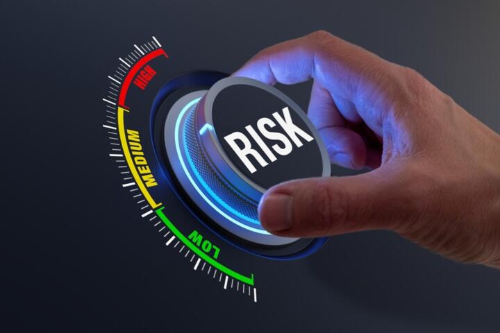Leverage Risk: Portfolio Impact at 1.0x vs 1.5x